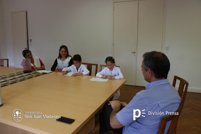 Santoro recibi a los alumnos que representaron a la cuidad en la feri