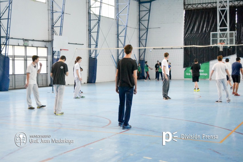 Alumnos de distintas escuelas participaron de un encuentro de vley in