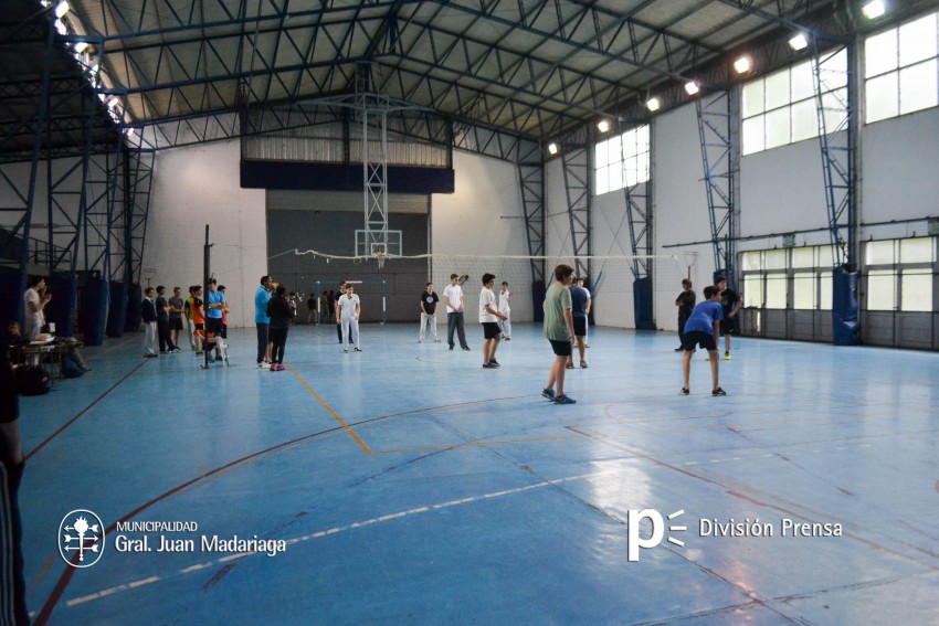 Alumnos de distintas escuelas participaron de un encuentro de vley in