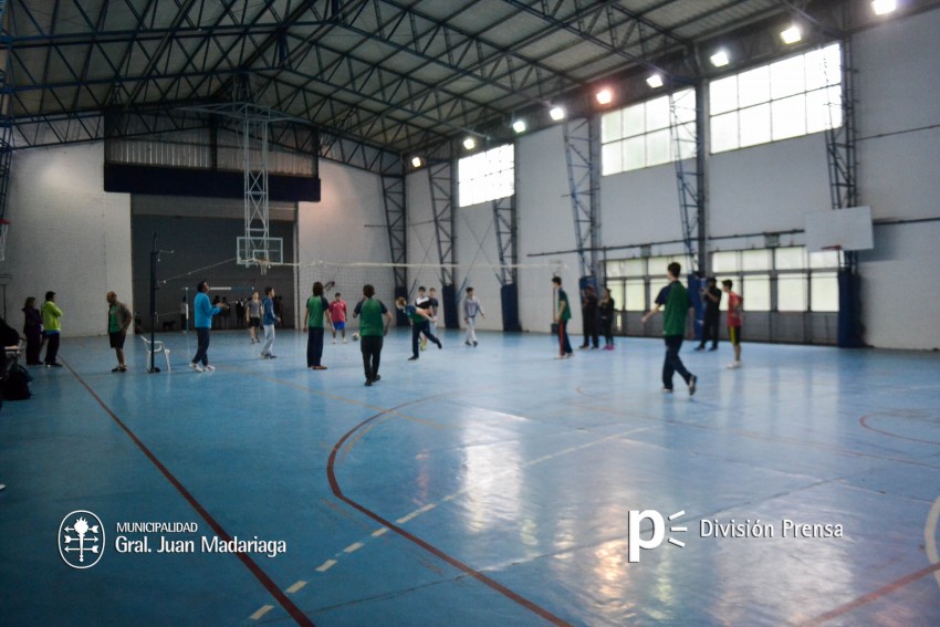 Alumnos de distintas escuelas participaron de un encuentro de vley in