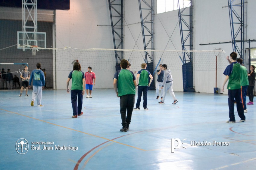 Alumnos de distintas escuelas participaron de un encuentro de vley in