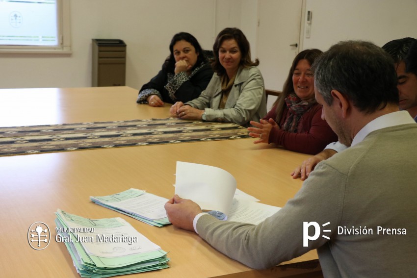 Santoro entreg aportes a las escuelas e instituciones