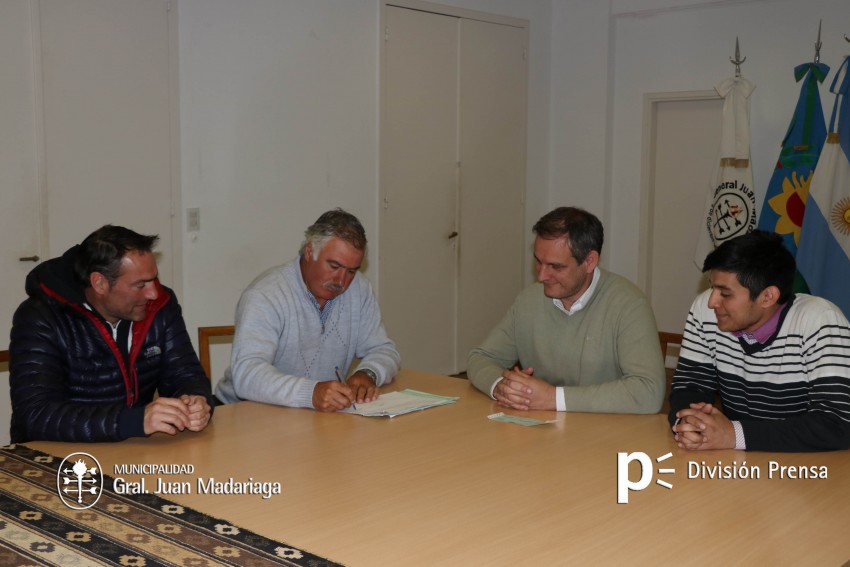 Santoro entreg aportes a las escuelas e instituciones