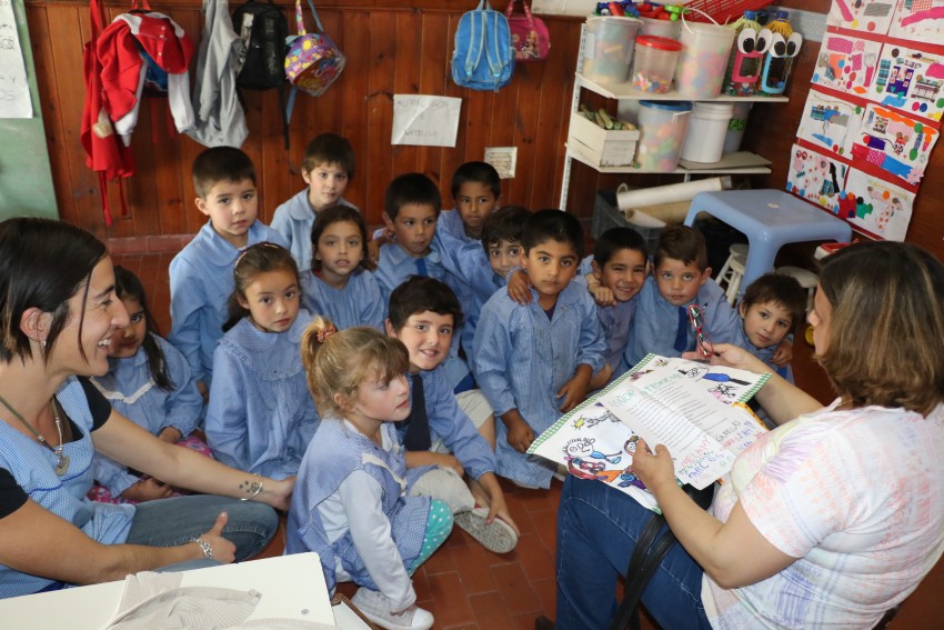 Nios del Jardn N904 recibieron la visita de Mara Simiele