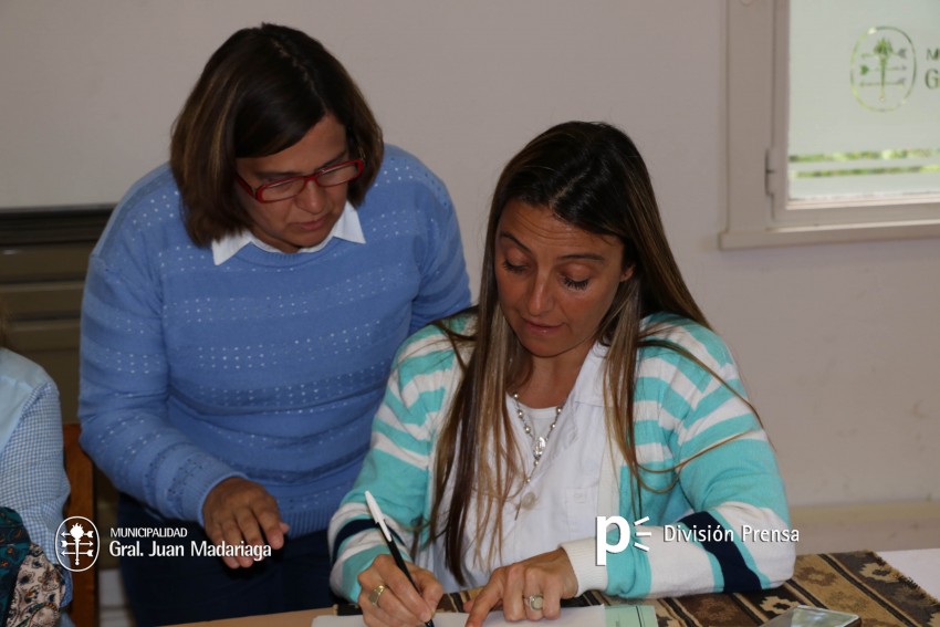 Nueva entrega de cheques a instituciones educativas