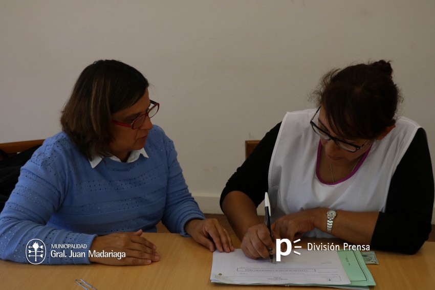 Nueva entrega de cheques a instituciones educativas