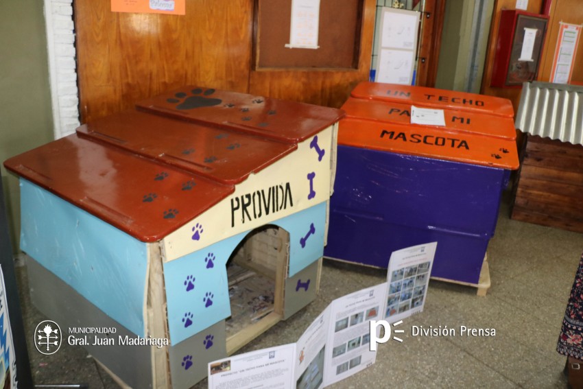 Santoro recorri las exposiciones de las Escuelas Tcnica, Secundaria 