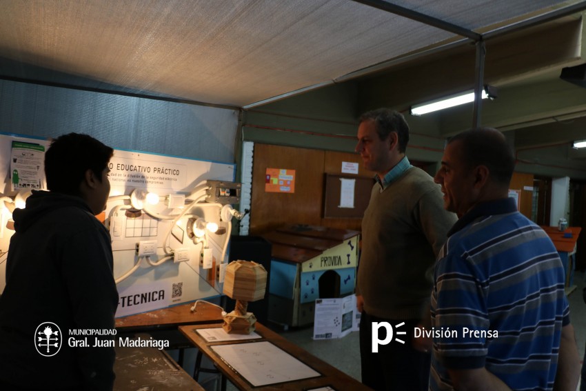 Santoro recorri las exposiciones de las Escuelas Tcnica, Secundaria 