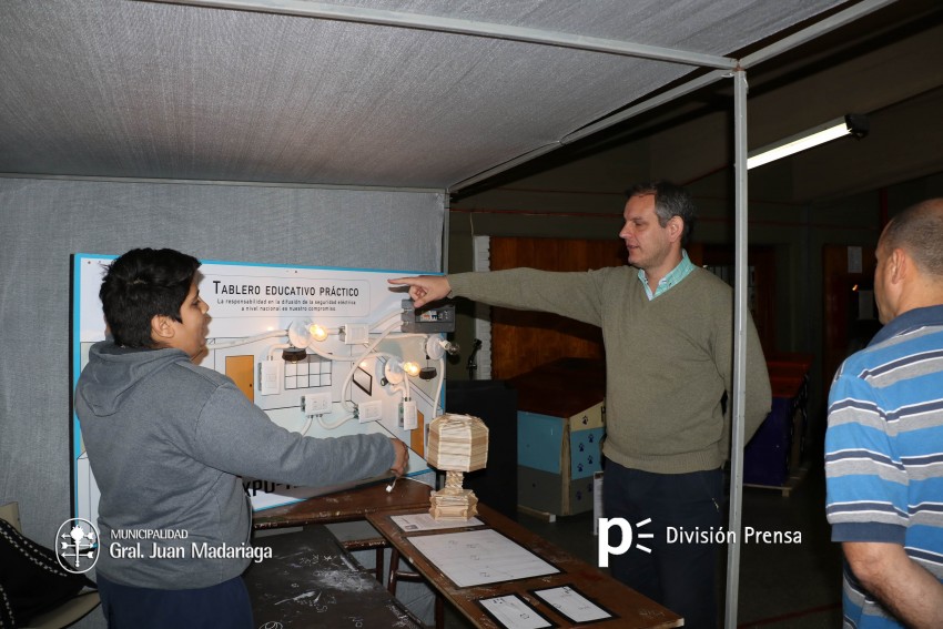 Santoro recorri las exposiciones de las Escuelas Tcnica, Secundaria 