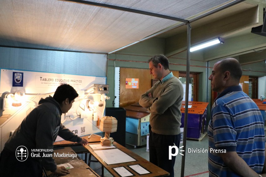 Santoro recorri las exposiciones de las Escuelas Tcnica, Secundaria 