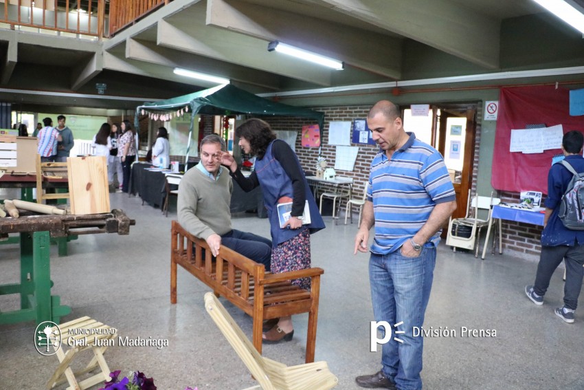 Santoro recorri las exposiciones de las Escuelas Tcnica, Secundaria 