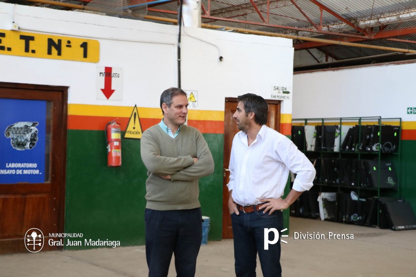 Santoro recorri las exposiciones de las Escuelas Tcnica, Secundaria 