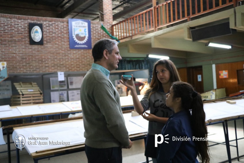 Santoro recorri las exposiciones de las Escuelas Tcnica, Secundaria 