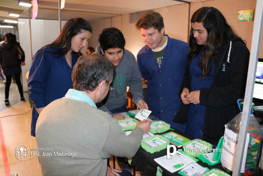 Santoro recorri las exposiciones de las Escuelas Tcnica, Secundaria 