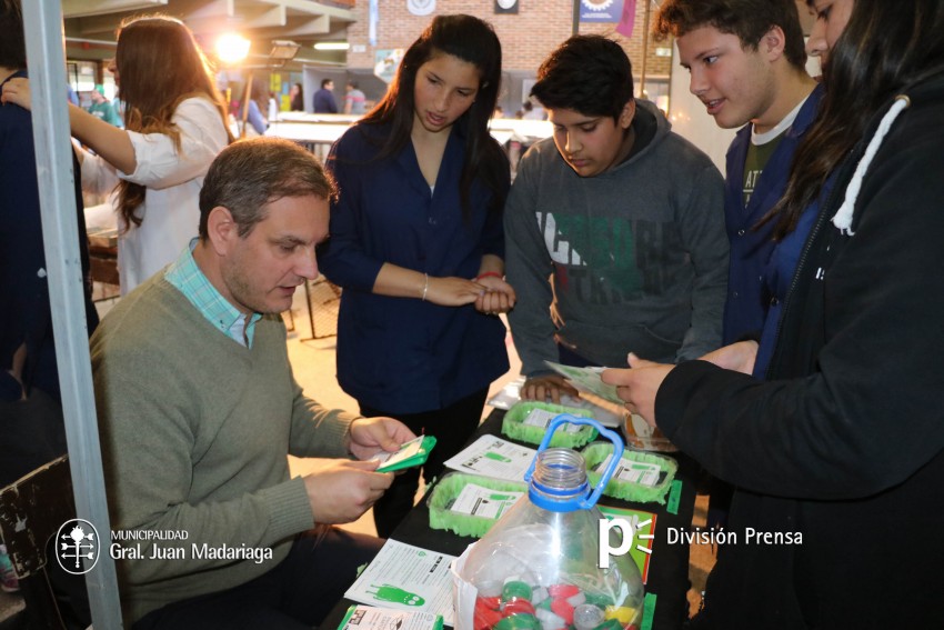 Santoro recorri las exposiciones de las Escuelas Tcnica, Secundaria 