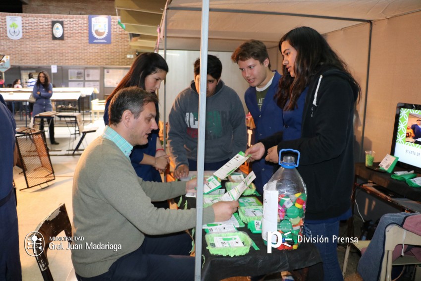 Santoro recorri las exposiciones de las Escuelas Tcnica, Secundaria 