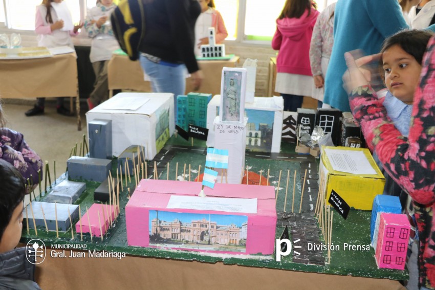 Santoro recorri las exposiciones de las Escuelas Tcnica, Secundaria 