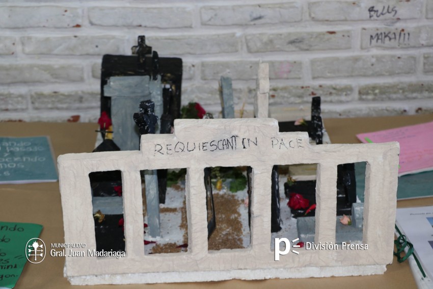 Santoro recorri las exposiciones de las Escuelas Tcnica, Secundaria 