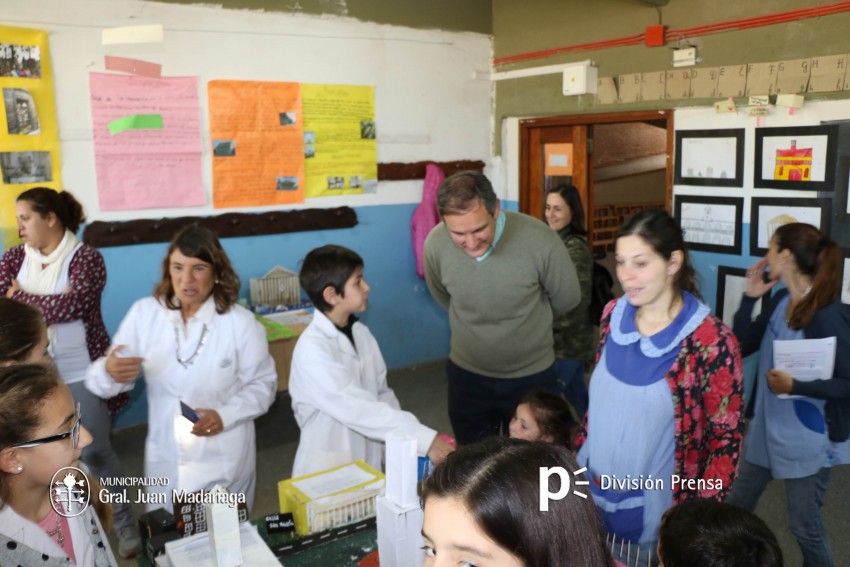 Santoro recorri las exposiciones de las Escuelas Tcnica, Secundaria 