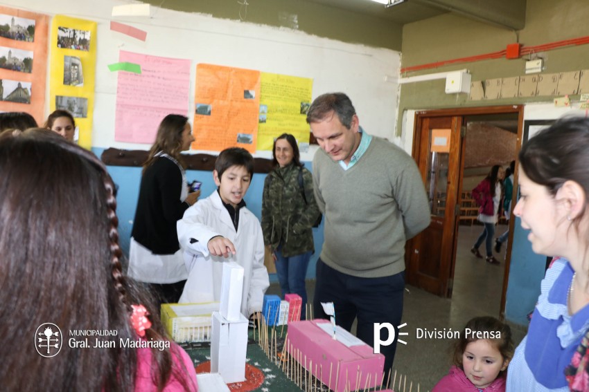 Santoro recorri las exposiciones de las Escuelas Tcnica, Secundaria 