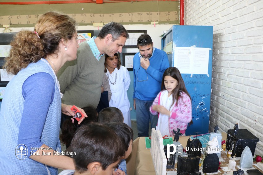 Santoro recorri las exposiciones de las Escuelas Tcnica, Secundaria 