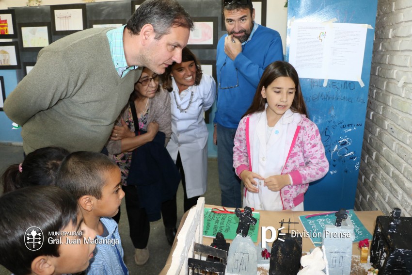 Santoro recorri las exposiciones de las Escuelas Tcnica, Secundaria 