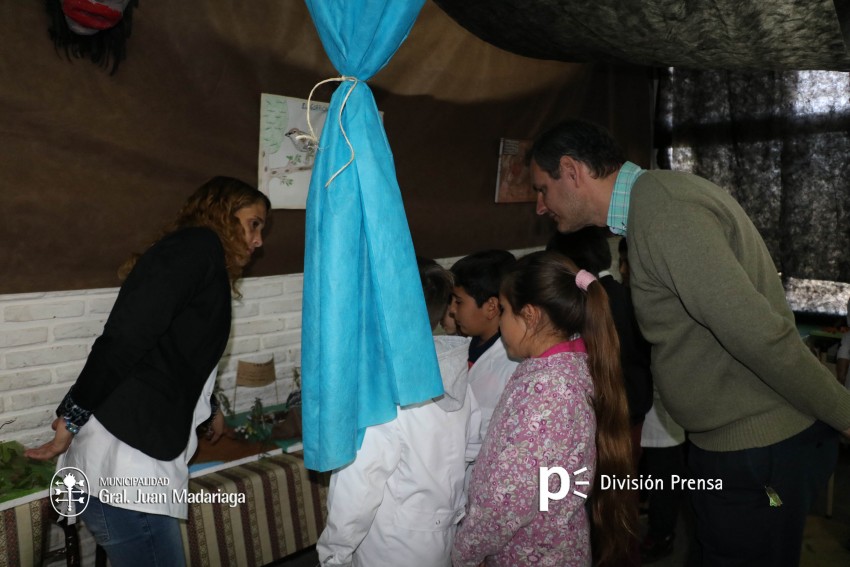 Santoro recorri las exposiciones de las Escuelas Tcnica, Secundaria 