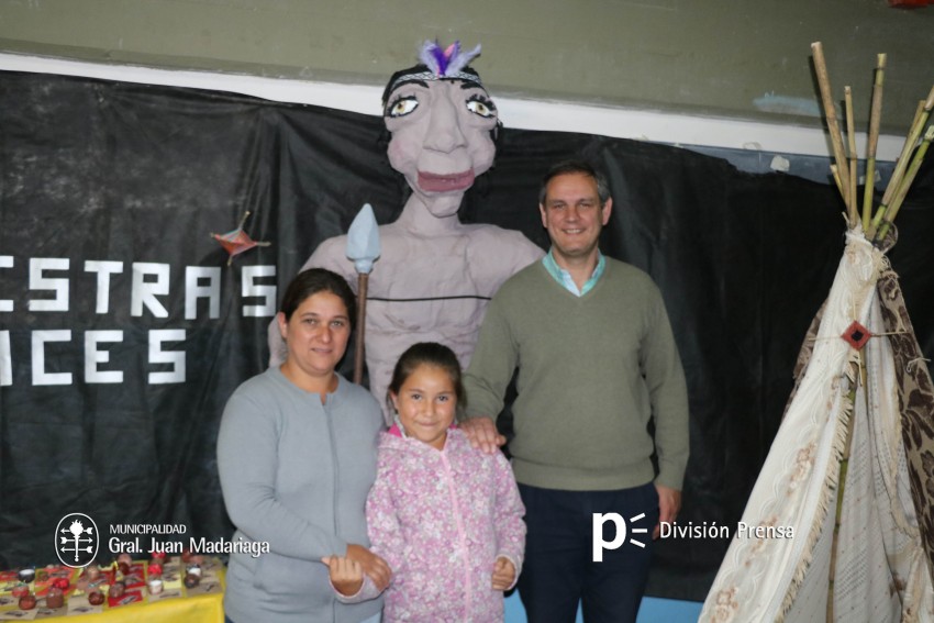 Santoro recorri las exposiciones de las Escuelas Tcnica, Secundaria 