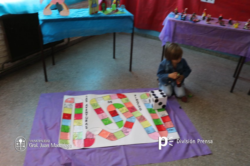 Santoro recorri las exposiciones de las Escuelas Tcnica, Secundaria 