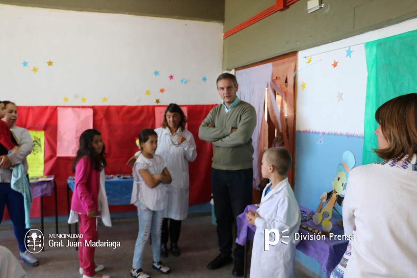 Santoro recorri las exposiciones de las Escuelas Tcnica, Secundaria 