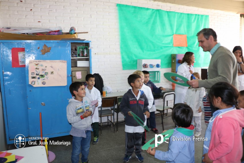 Santoro recorri las exposiciones de las Escuelas Tcnica, Secundaria 