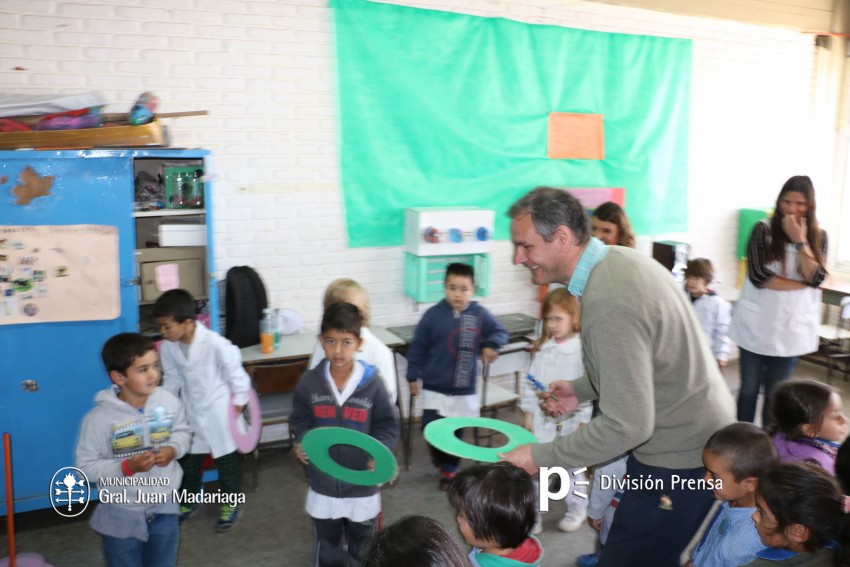 Santoro recorri las exposiciones de las Escuelas Tcnica, Secundaria 