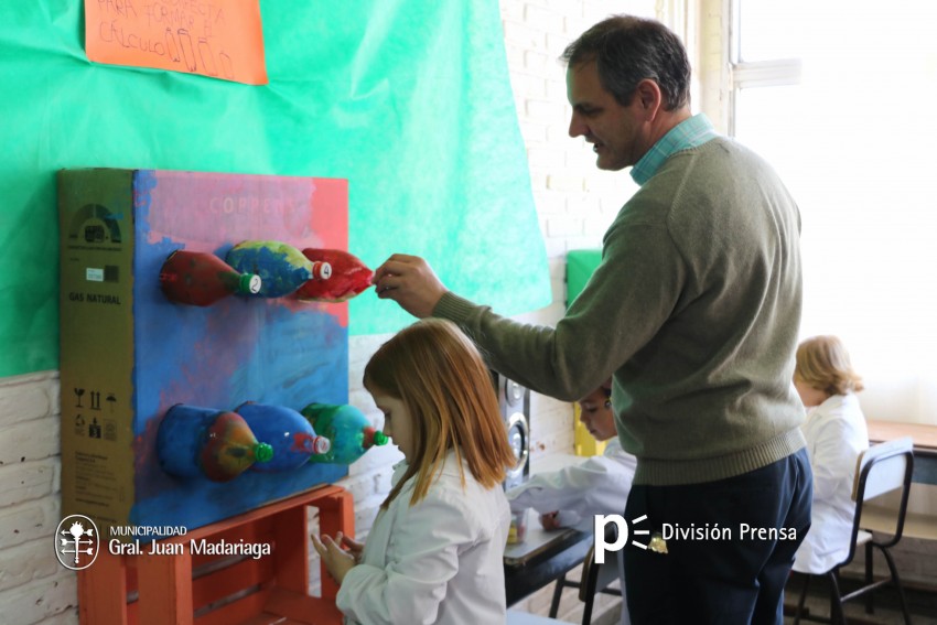 Santoro recorri las exposiciones de las Escuelas Tcnica, Secundaria 