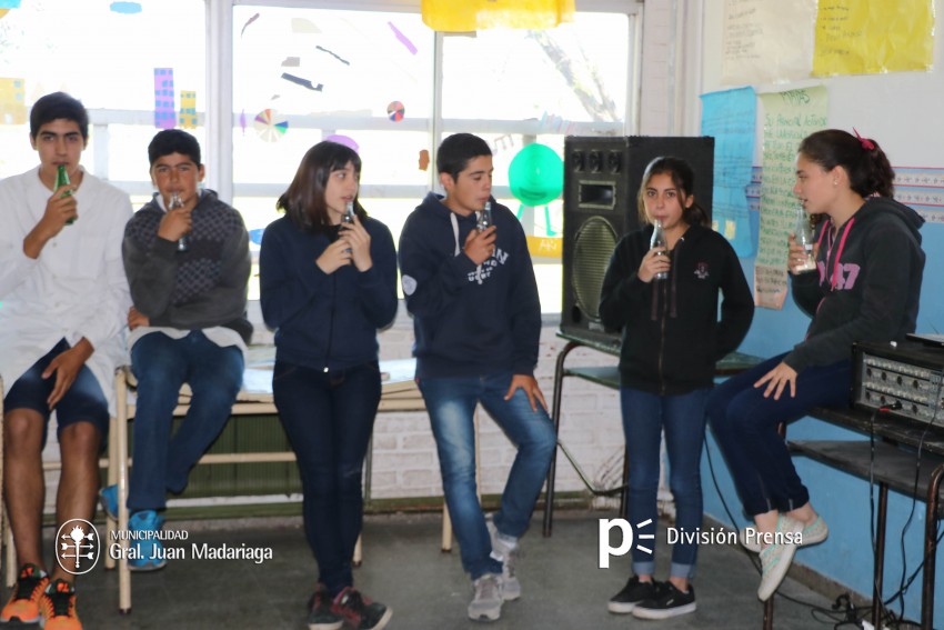 Santoro recorri las exposiciones de las Escuelas Tcnica, Secundaria 