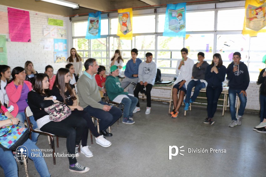 Santoro recorri las exposiciones de las Escuelas Tcnica, Secundaria 