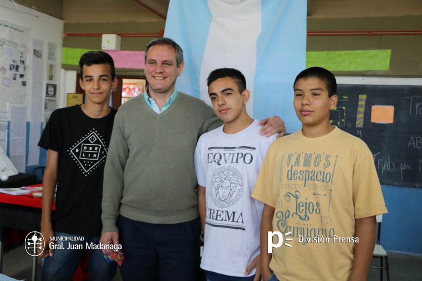 Santoro recorri las exposiciones de las Escuelas Tcnica, Secundaria 