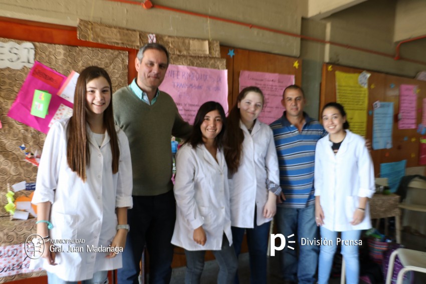 Santoro recorri las exposiciones de las Escuelas Tcnica, Secundaria 