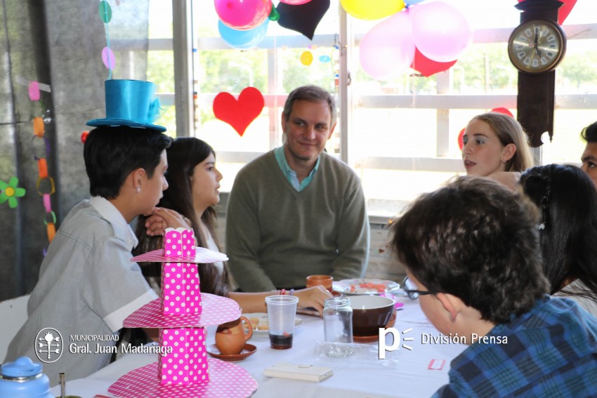 Santoro recorri las exposiciones de las Escuelas Tcnica, Secundaria 