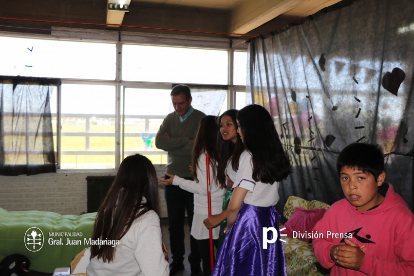 Santoro recorri las exposiciones de las Escuelas Tcnica, Secundaria 