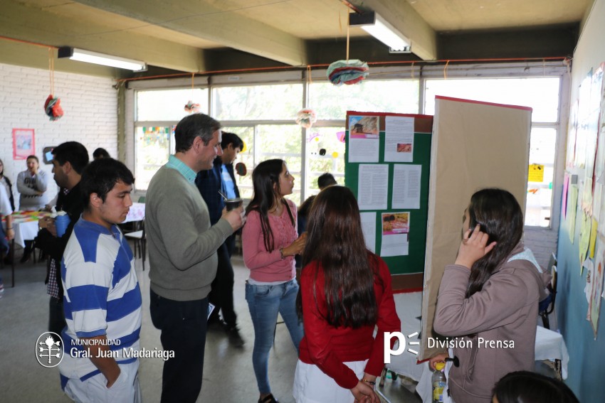 Santoro recorri las exposiciones de las Escuelas Tcnica, Secundaria 
