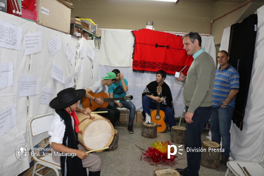Santoro recorri las exposiciones de las Escuelas Tcnica, Secundaria 