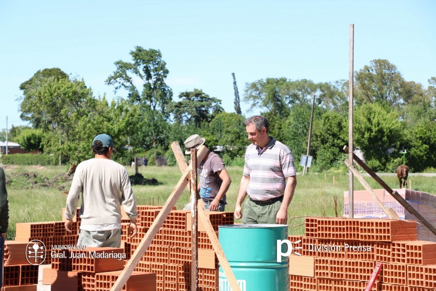 Santoro verific el avance de obra de las viviendas sociales que se co