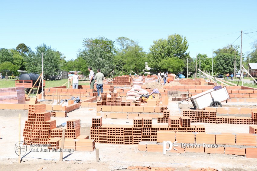 Santoro verific el avance de obra de las viviendas sociales que se co