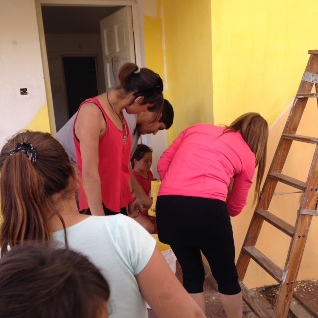 Mural en proceso: La Casa del adolescente a puro color y diseño