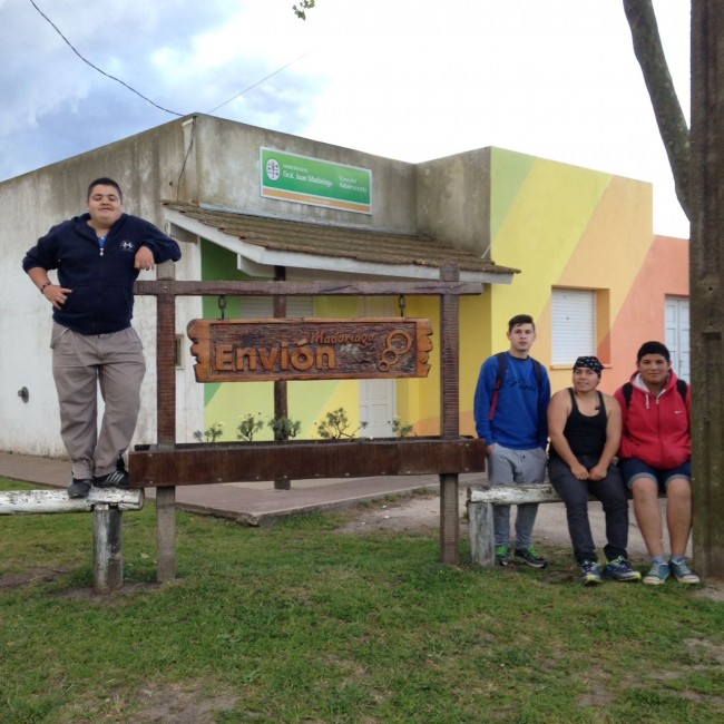 Mural en proceso: La Casa del adolescente a puro color y diseño