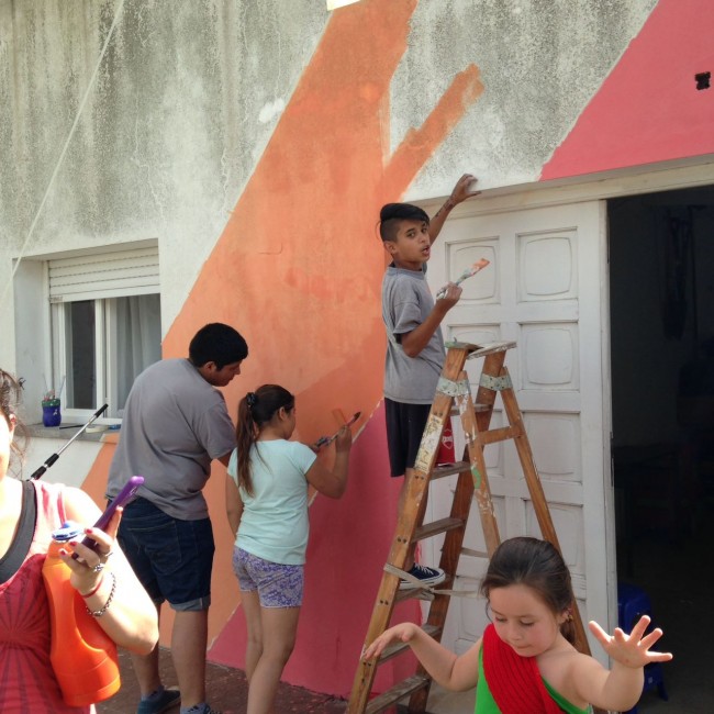 Mural en proceso: La Casa del adolescente a puro color y diseño