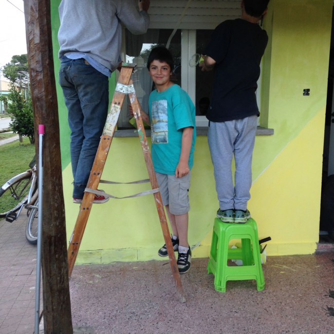 Mural en proceso: La Casa del adolescente a puro color y diseño