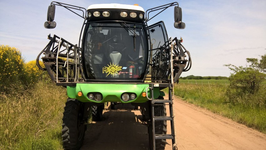 Aplicaron una multa a un mosquito fumigador por circular cargado por e