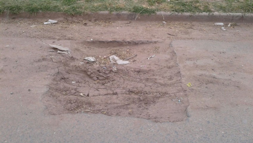 Trabajos de bacheo en las cercanas de la Escuela N 15 del barrio Bel