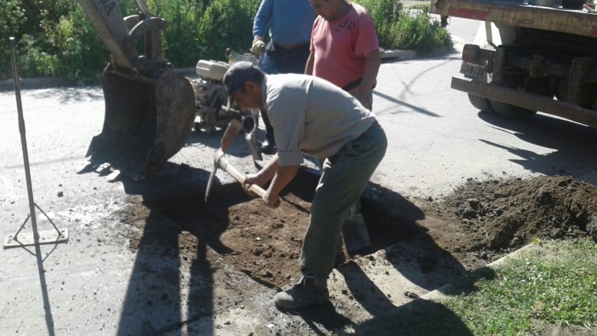 Trabajos de bacheo en las cercanas de la Escuela N 15 del barrio Bel